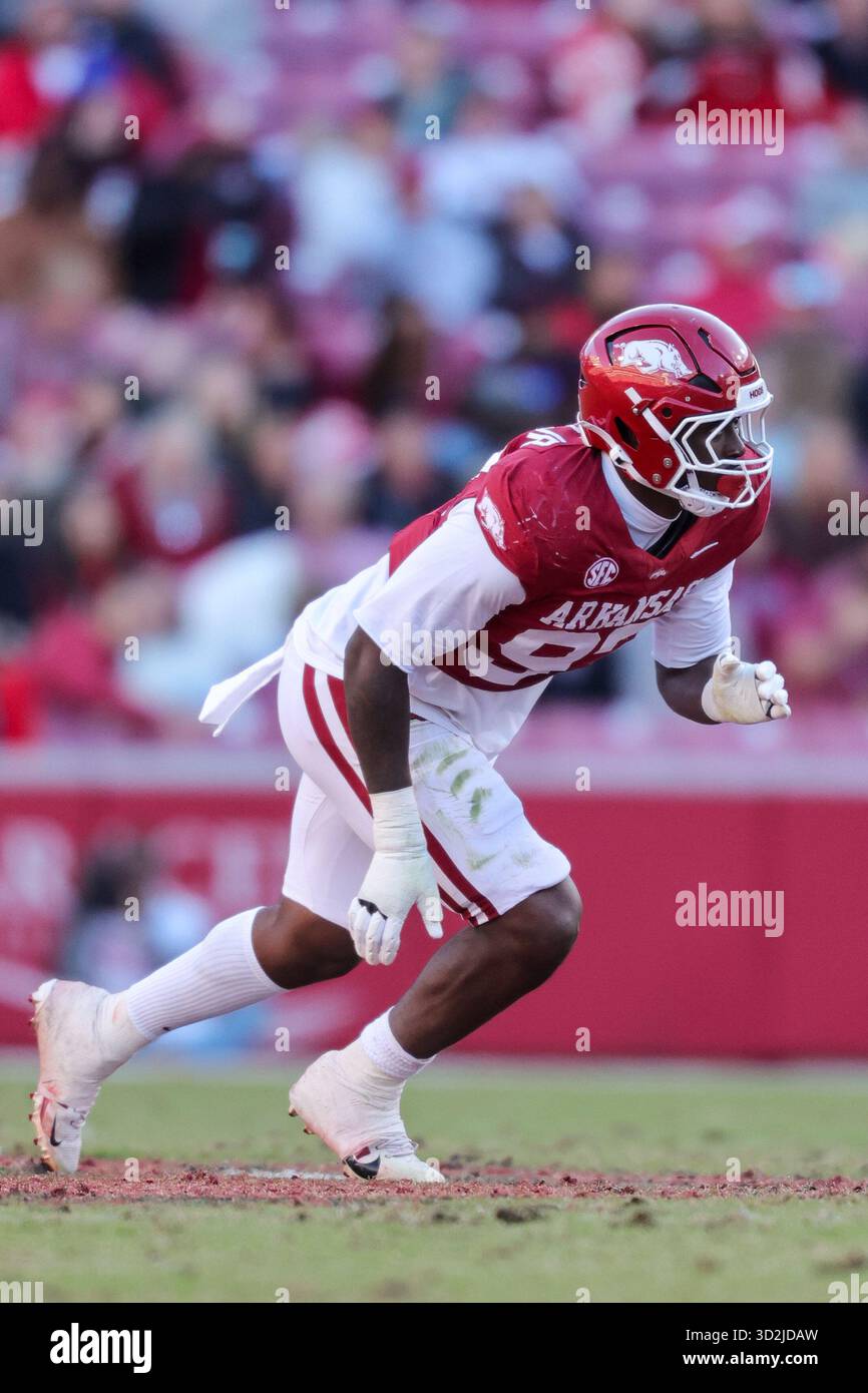 Quincy Rhodes Jr. 1 novembre 2025. (97) il defensive end dell'Arkansas sale sul campo di corsa. Lo Stato del Mississippi sconfisse l'Arkansas 38-35 a Fayetteville, AR. Richey Miller/CSM/Alamy Live News Foto Stock