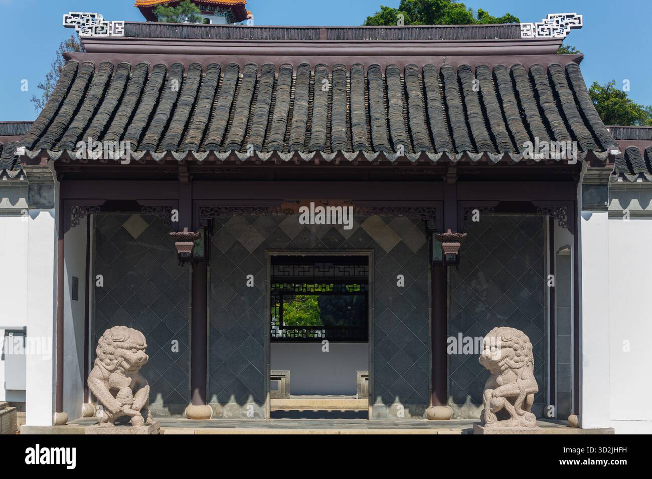 Ingresso con design simmetrico del Giardino Bonsai, stile architettonico Cinese Suzhou, leoni di pietra che guardano la parte anteriore. Giardino cinese, Singapore. Foto Stock