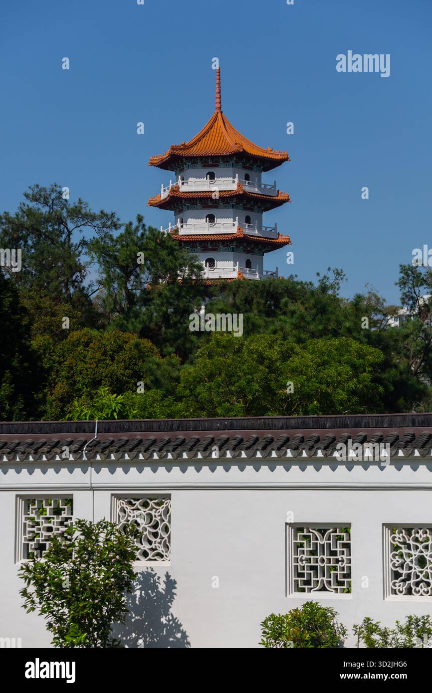 Vista verticale dell'architettura Cloud Pagoda da da lontano, giardino cinese, Singapore. Cielo blu tropicale, esperienza unica per i visitatori. Foto Stock