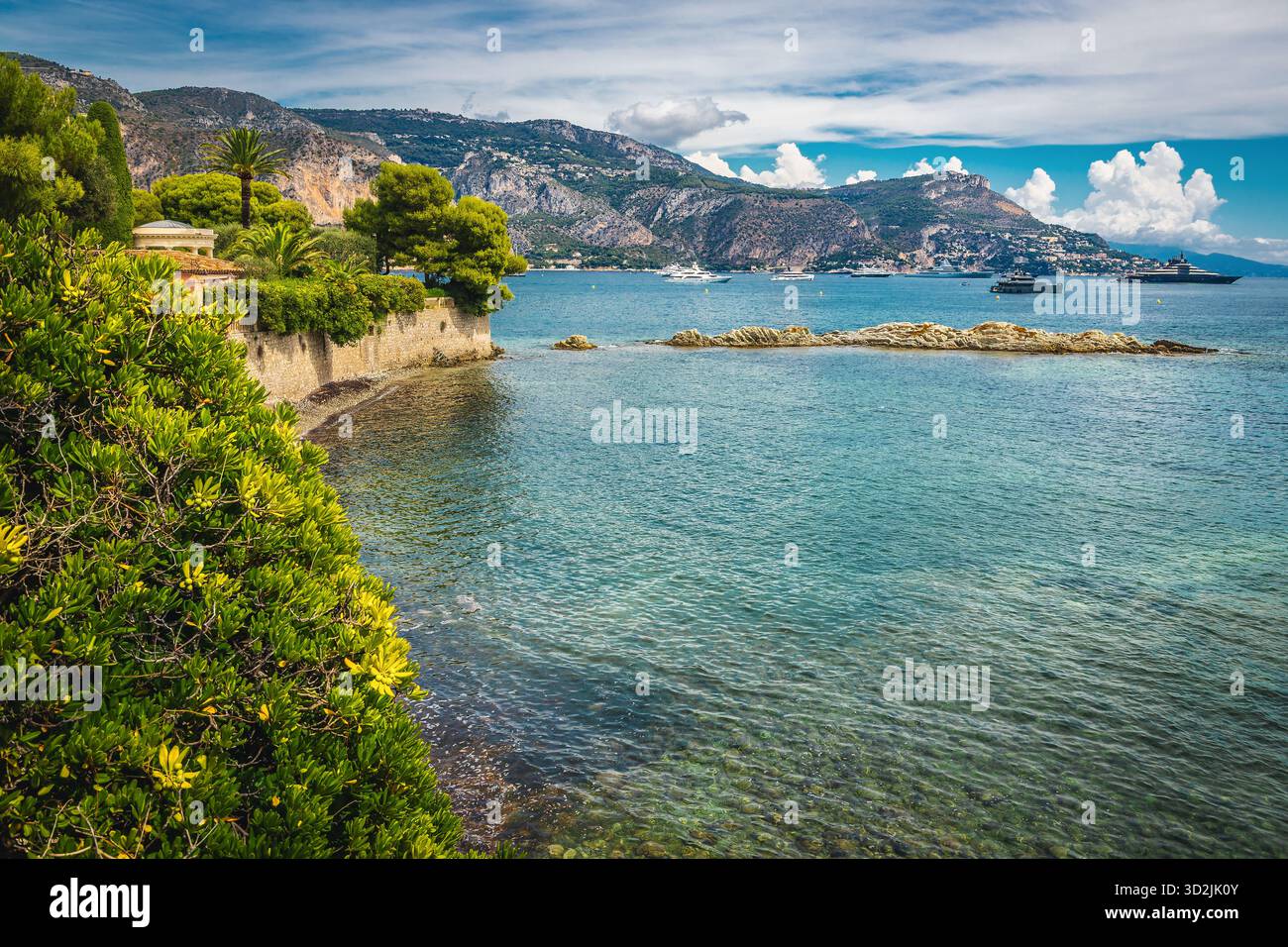 Splendida vista dal punto panoramico sul lungomare con il mare azzurro cristallino e lo spettacolare scenario del resort Saint-Jean-Cap-Ferrat sulla penisola, la Provenza, Foto Stock