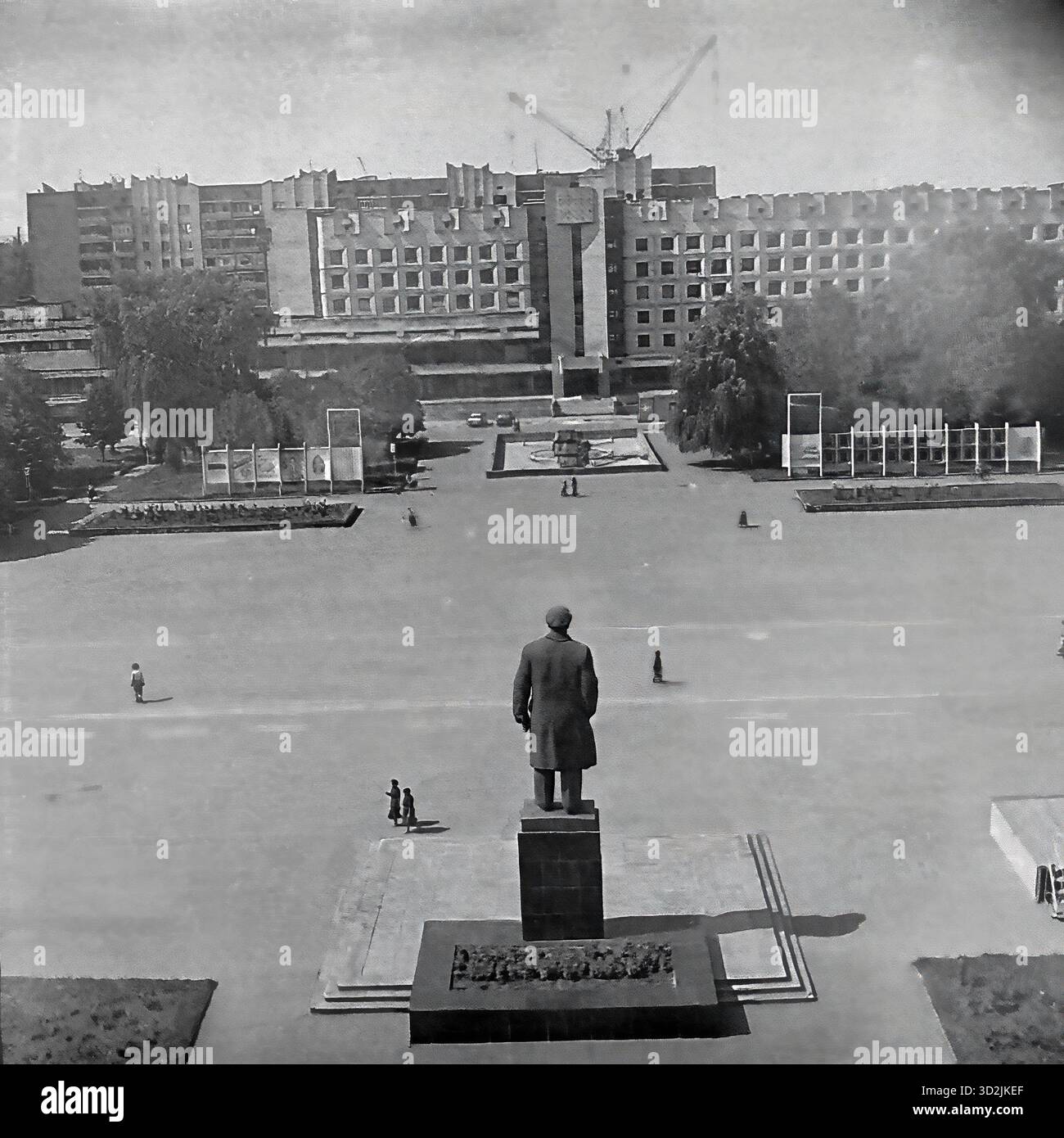 Archivio foto in bianco e nero da Sloviansk, Ucraina, luglio 1997. Questa vista ad alto angolo mostra la piazza centrale della città, Piazza della Rivoluzione d'ottobre (ora Piazza Soborna). Il grande monumento a Vladimir Lenin (visto da dietro) domina il primo piano. Sullo sfondo si trova il massiccio edificio modernista sovietico del Consiglio comunale (Gorsovet). Le gru da cantiere sono visibili dietro di essa. Questa immagine cattura il centro simbolico della città post-sovietica. Foto Stock