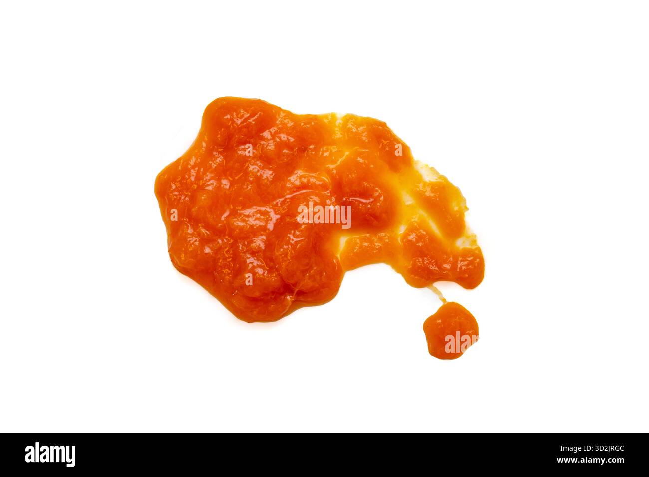 Spruzzi di marmellate di albicocche o pesche sparsi isolati su sfondo bianco, sfondo astratto Foto Stock