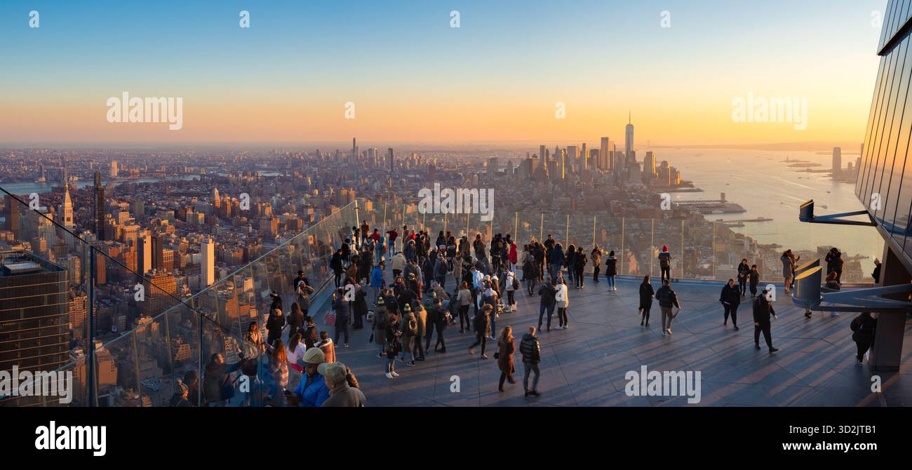Vista del tramonto di New York dalla piattaforma di osservazione Edge al 100° piano di 30 Hudson Yards con visitatori che si affacciano su Lower Manhattan Foto Stock