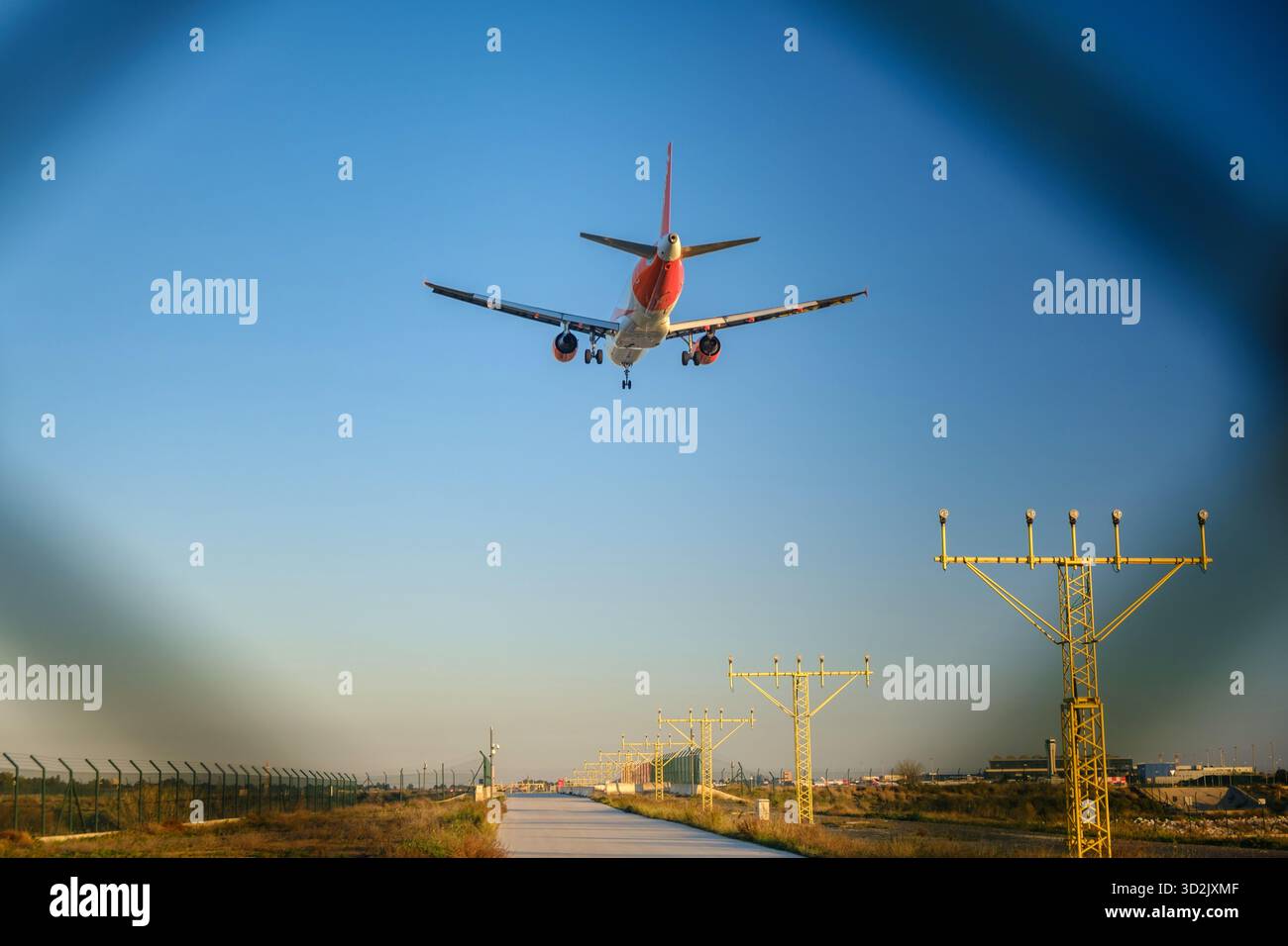 L'immagine mostra un velivolo commerciale al suo avvicinamento finale per l'atterraggio, con il carrello di atterraggio abbassato. Sta volando in basso su una pista di avvicinamento, con Foto Stock