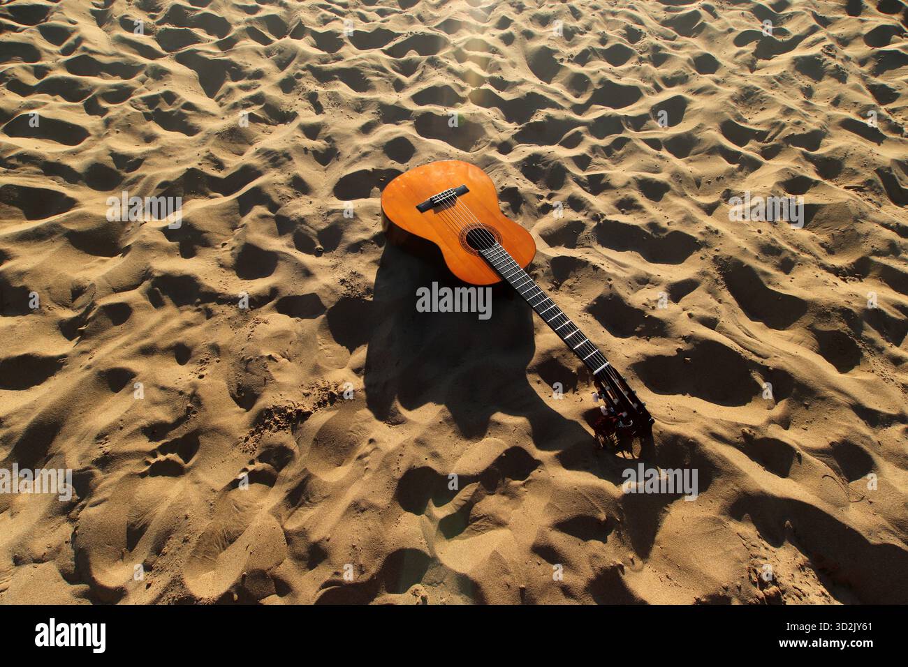 chitarra sulla sabbia in spiaggia Foto Stock