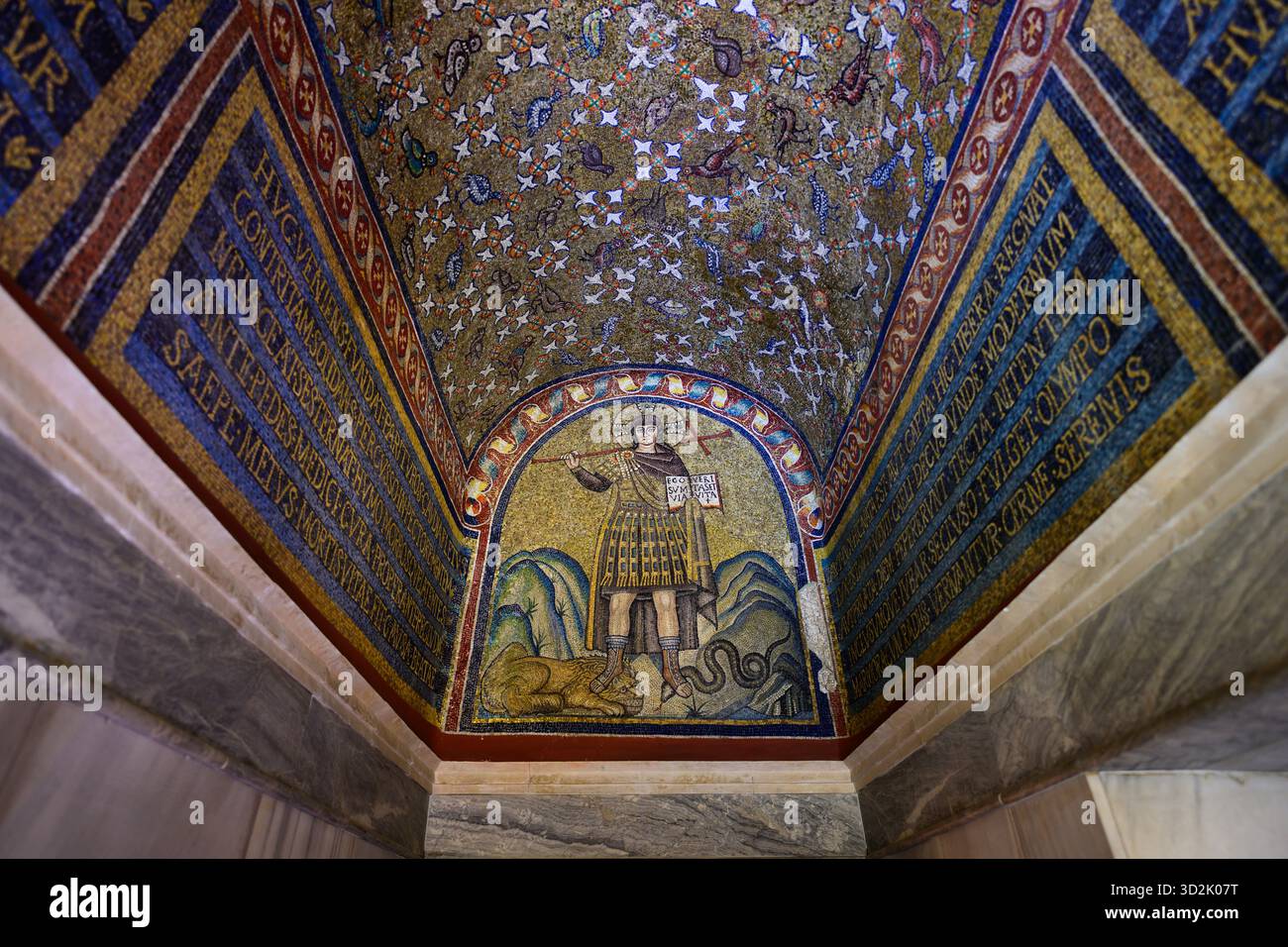 Ravenna, Italia - settembre 29 2025: Mosaico di Cristo come Guerriero, nella Cappella di Sant'Andrea, che cammina su un leone e un serpente, trionfante sul male Foto Stock