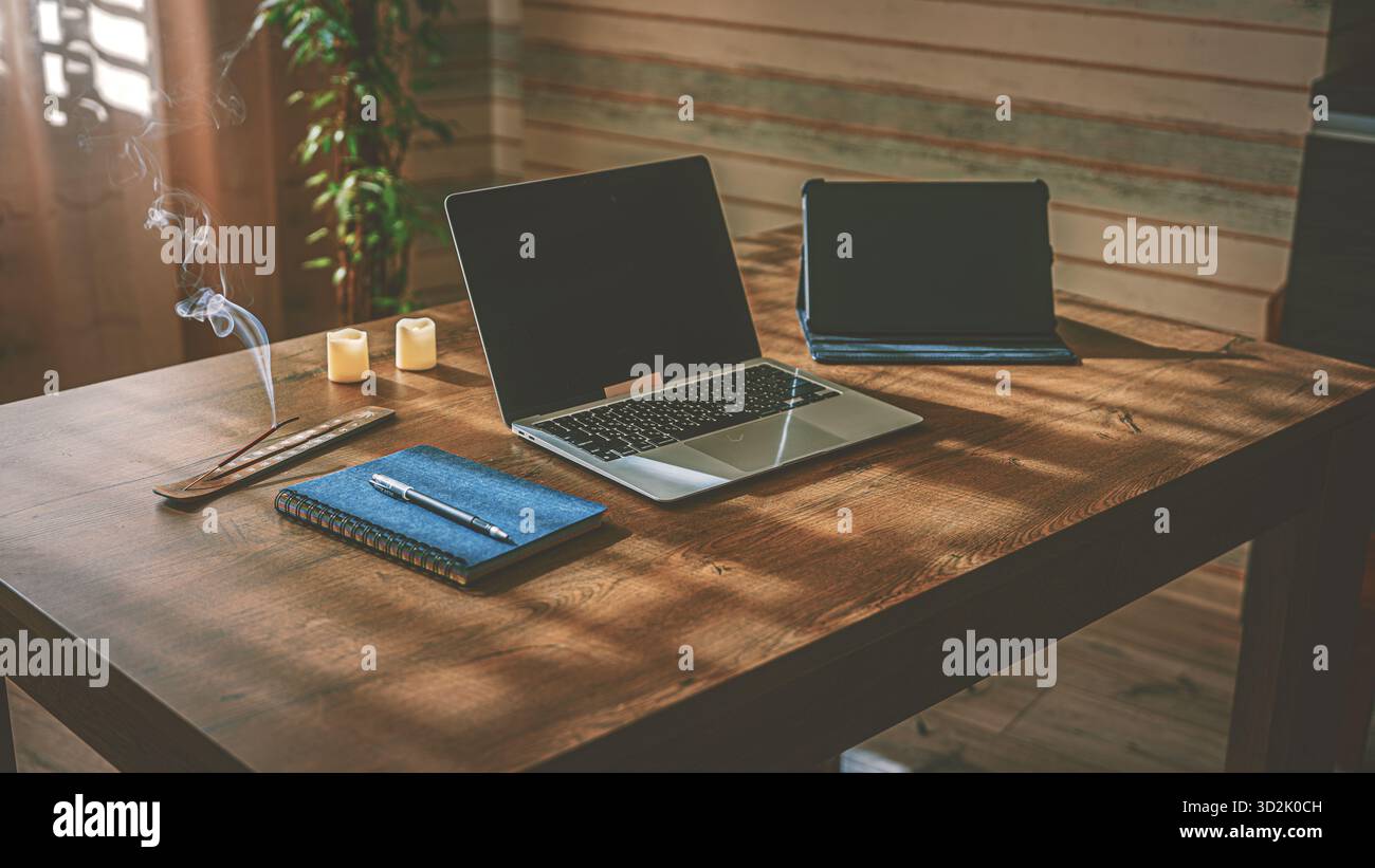 Spazio di lavoro creativo. La configurazione minimalista della scrivania con PC desktop, altoparlante Bluetooth, incenso aromatico e lampade luminose aggiungono pace e ispirazione Foto Stock