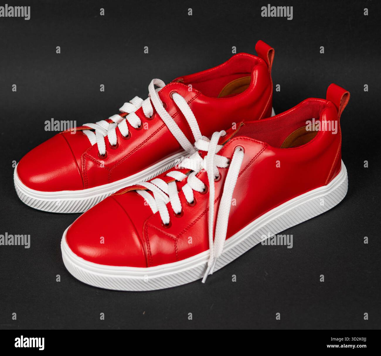 Sneaker rosse contemporanee che combinano eleganza, comfort e design moderno Foto Stock