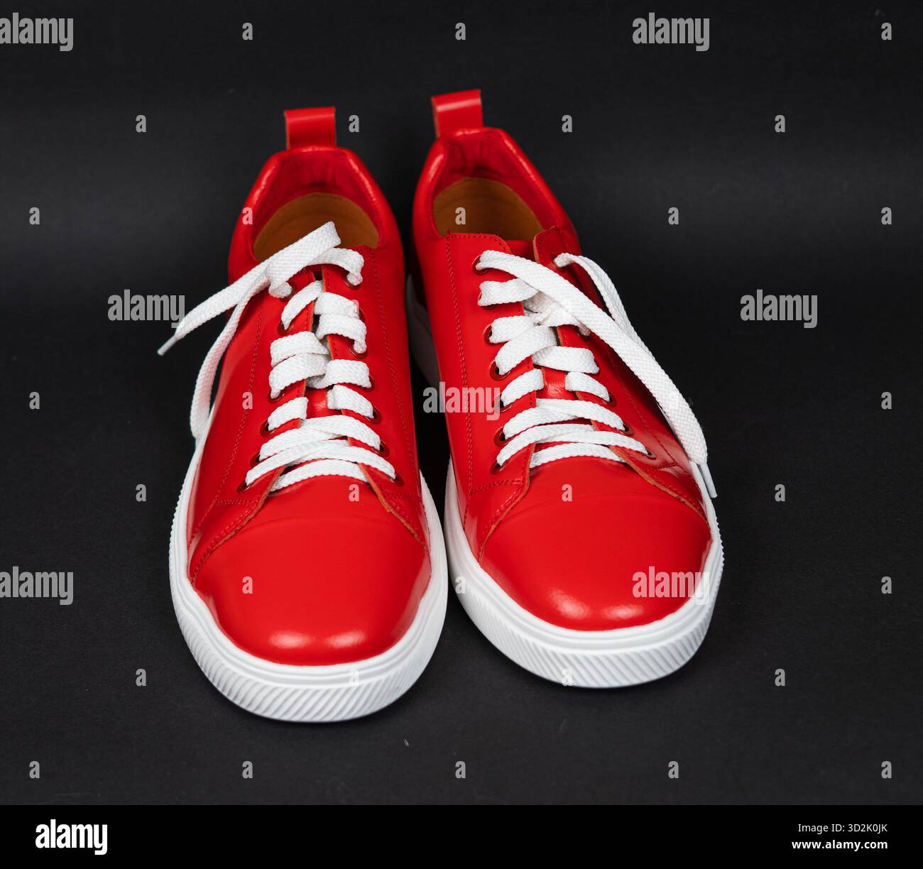 Eleganti scarpe in pelle rossa dal design minimal e finitura bianca pulita Foto Stock