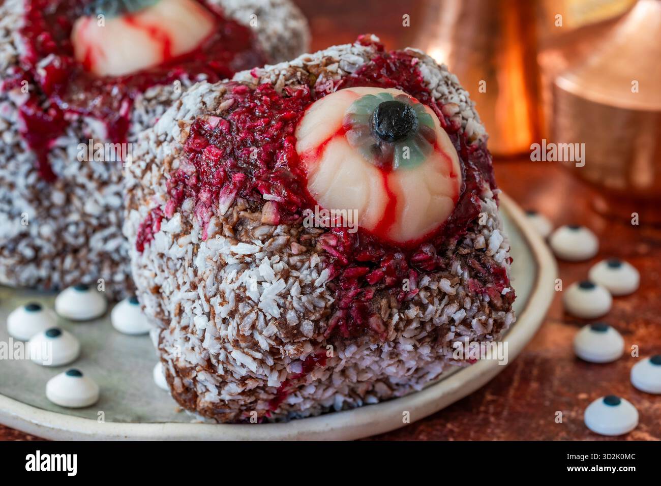 Torte di Halloween Lamington decorate con un occhio di mostro gelatina Foto Stock
