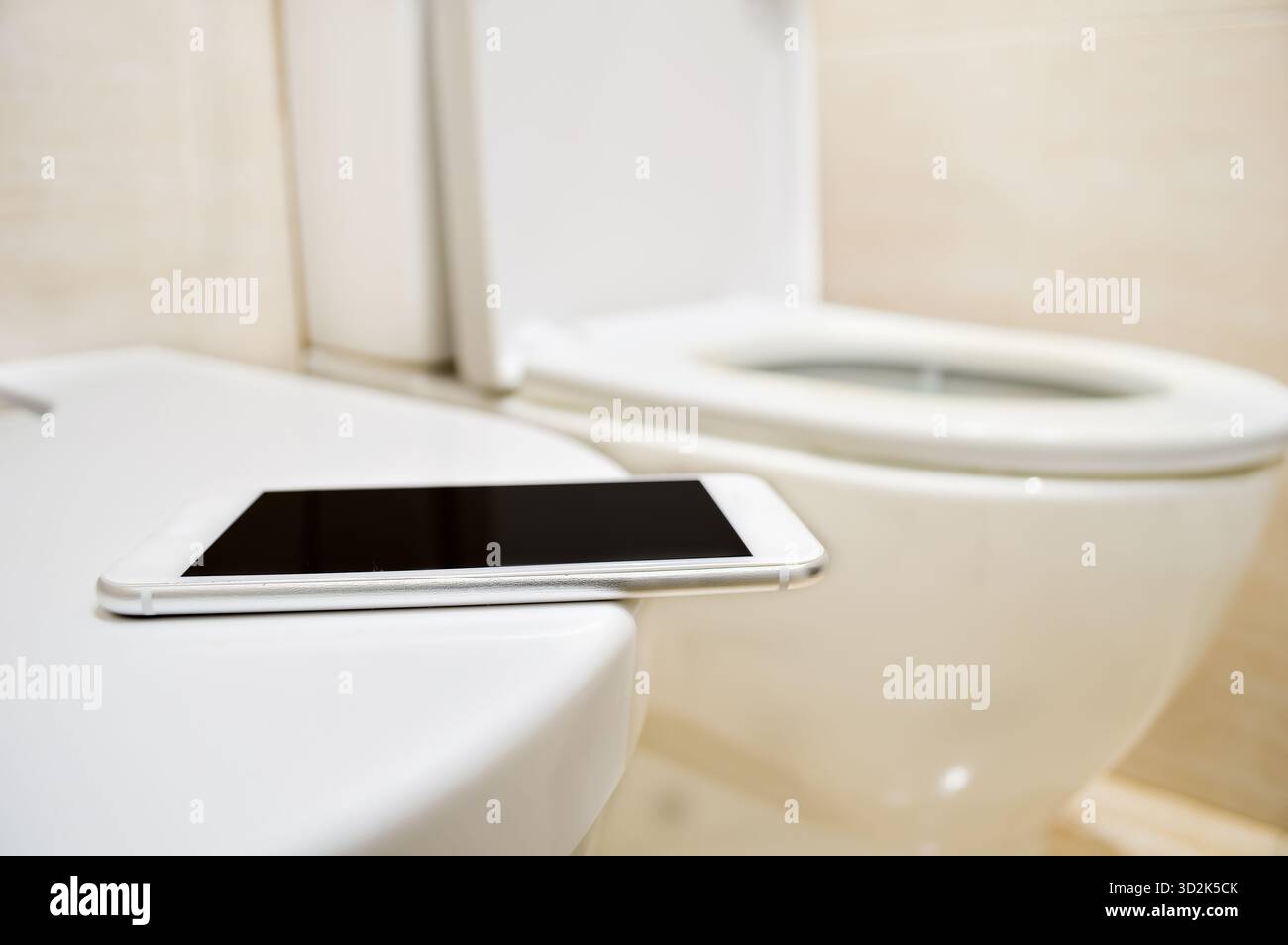 primo piano del gabinetto e un telefono per lavorare dal gabinetto Foto Stock