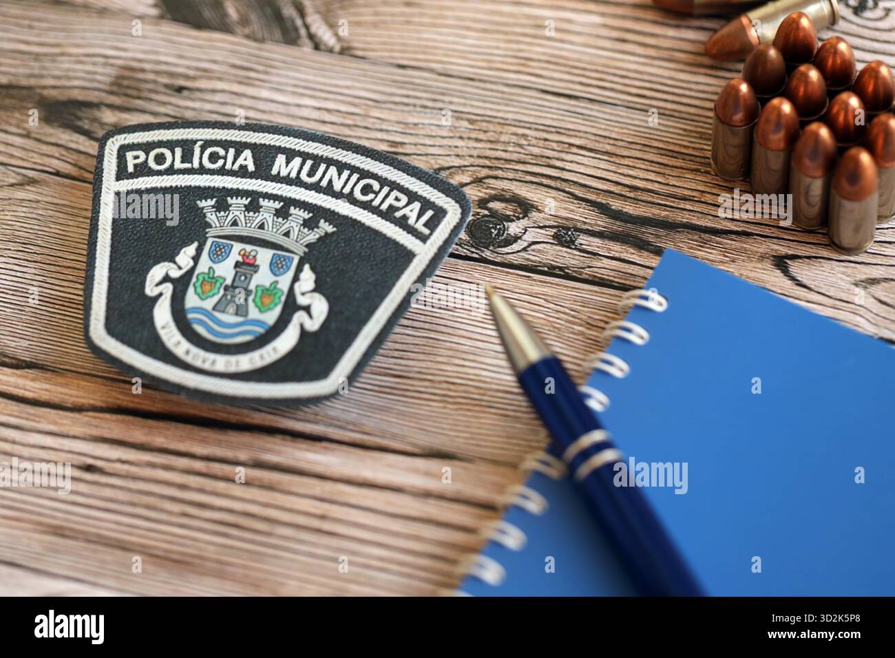 KIEV, UCRAINA - 6 SETTEMBRE 2025 Portogallo polizia municipale patch con pallottole e blocco note sul tavolo di legno da vicino Foto Stock