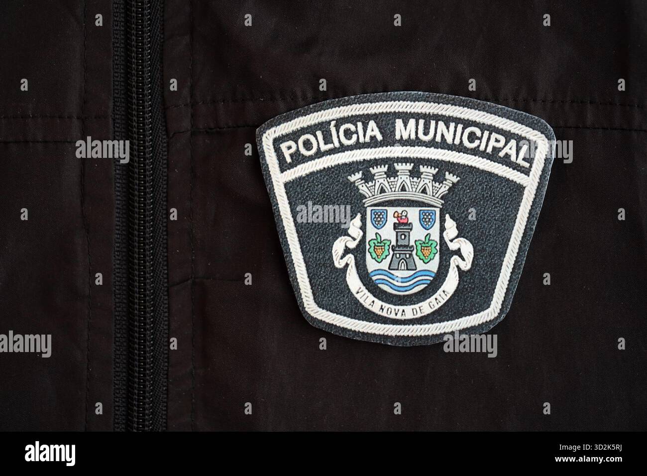 KIEV, UCRAINA - 6 SETTEMBRE 2025 Portogallo polizia municipale patch su giacca in uniforme nera primo piano Foto Stock