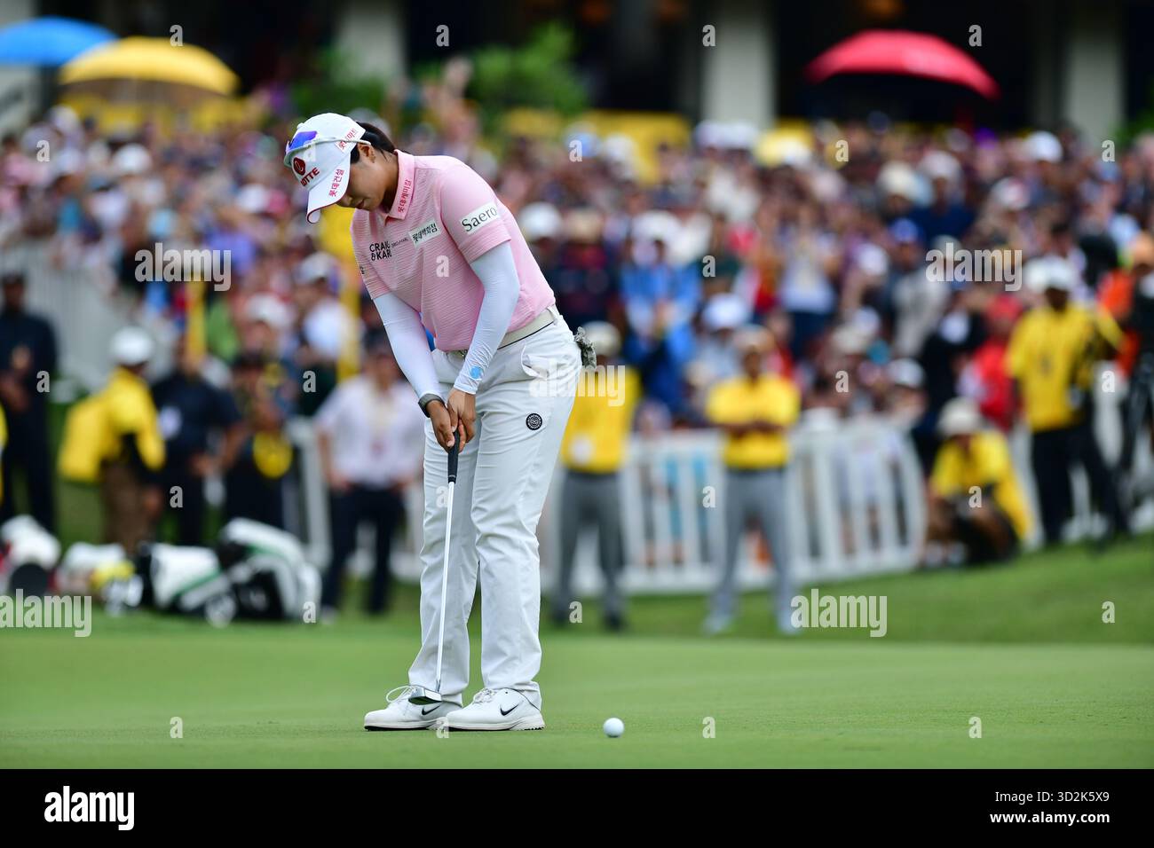 KUALA LUMPUR, MALESIA - 2 NOVEMBRE: Hye-Jin Choi della Corea del Sud fa un putt per l'uccellino al 18° round del campionato LPGA Maybank 2025 al Kuala Lumpur Golf and Country Club, Kuala, Malesia, il 1° novembre 2025. Foto Stock