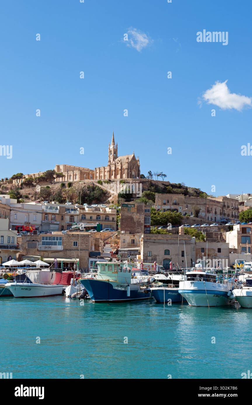 Il posto di Gozo, dominato dalla Chiesa della Madonna di Lourdes, Gozo, Malta Foto Stock