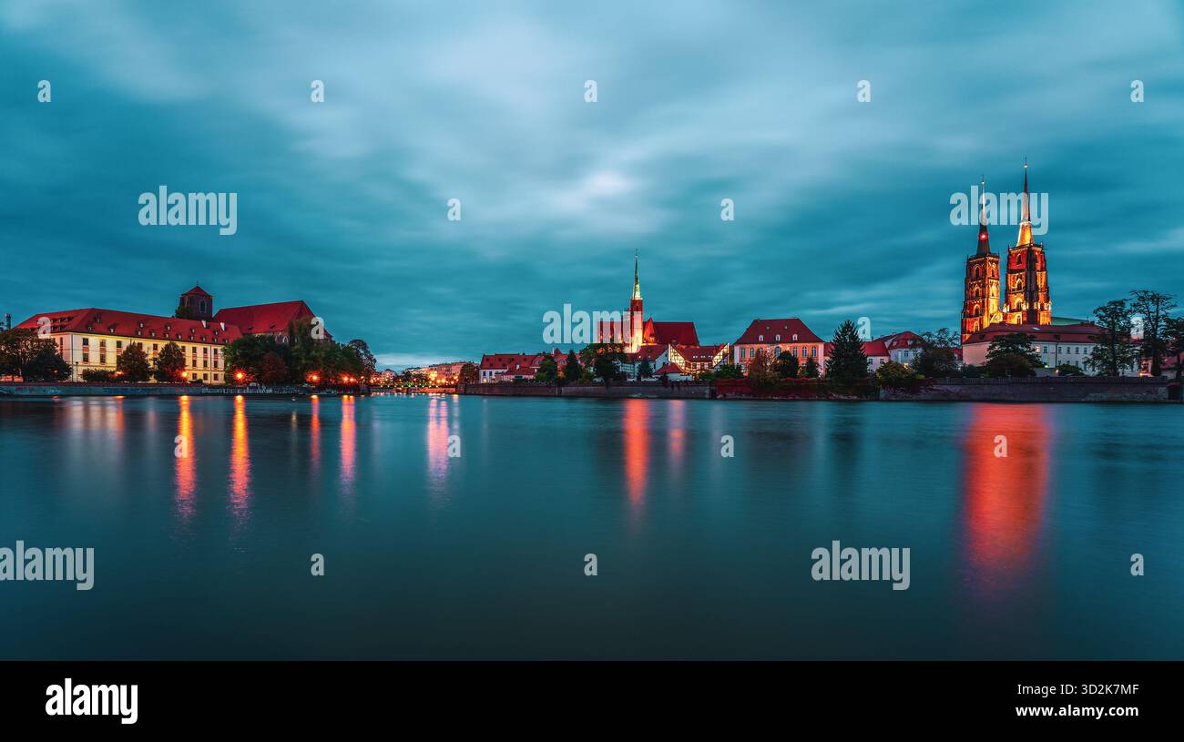 Vista panoramica dell'isola della cattedrale di Wrocław di notte, Polonia. Foto Stock