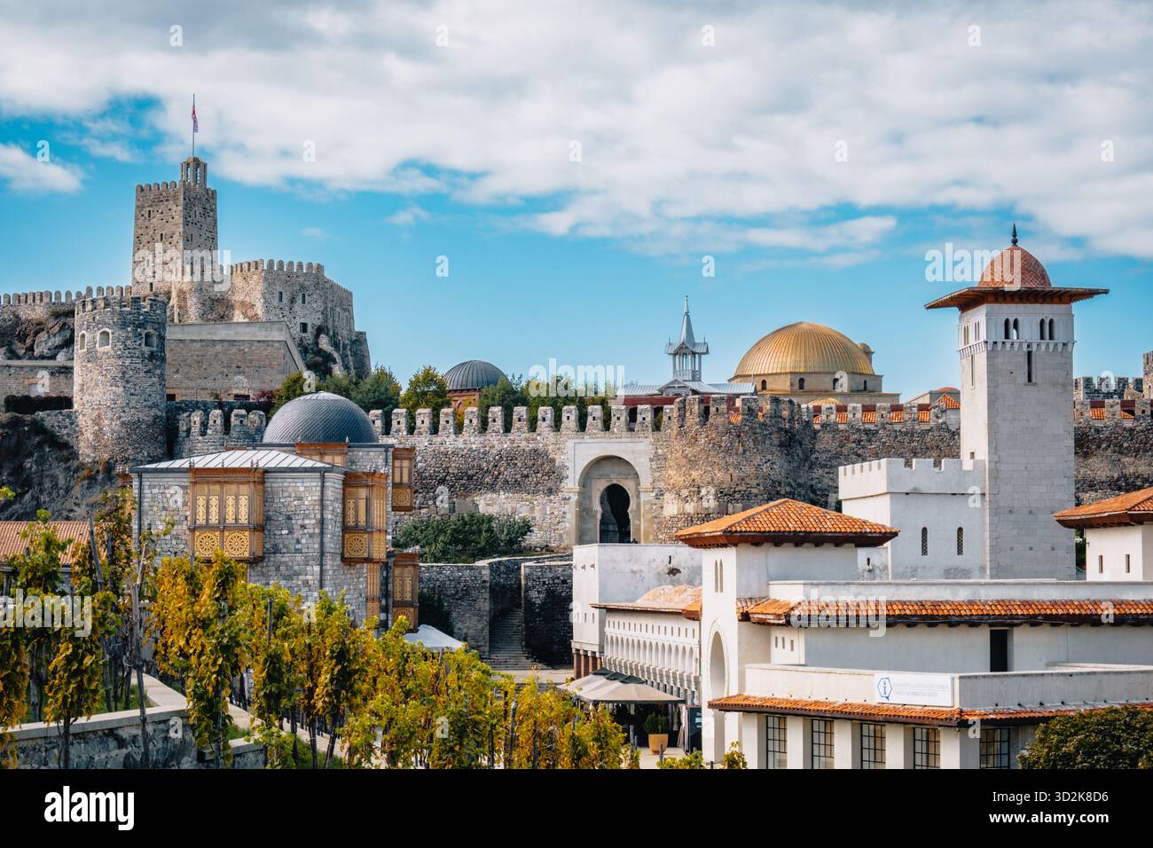 Vista sui terreni del castello di Akhaltsikhe, un enorme complesso con giardino in Georgia Foto Stock