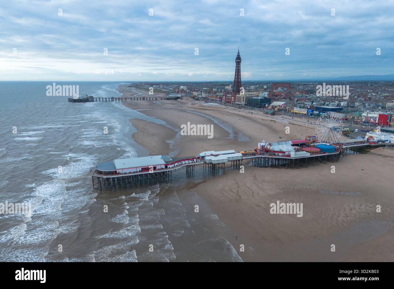 Vista aerea della spiaggia di Blackpool e del Central Pier, Lancashire, Regno Unito. Foto Stock