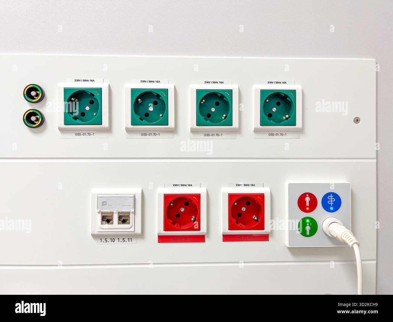 Il pannello delle prese presenta varie prese elettriche, tra cui quelle standard e specializzate, progettate per una distribuzione efficiente dell'alimentazione in tempi moderni Foto Stock
