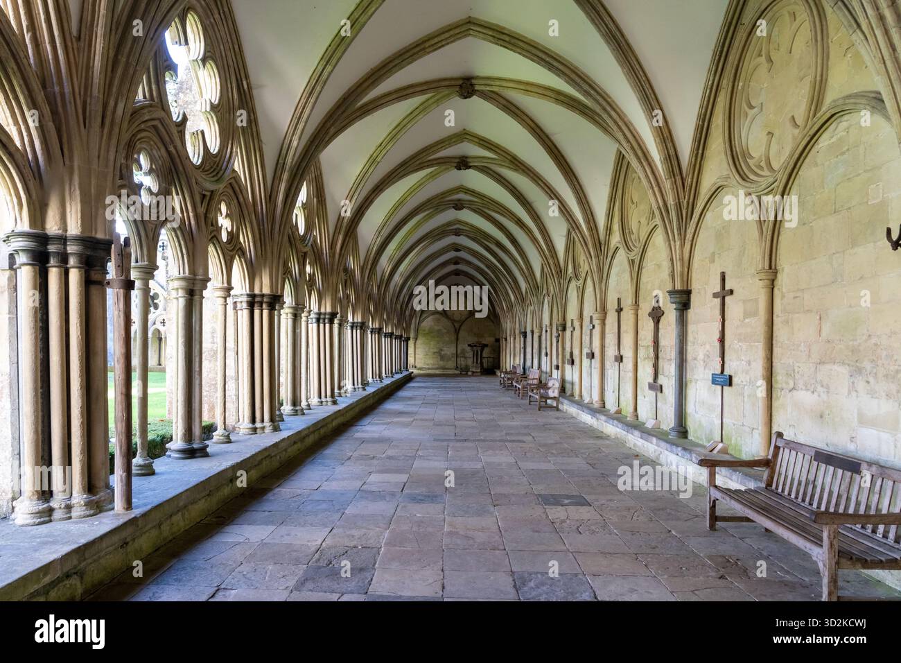 Il passaggio pedonale che circonda il cortile nella Cattedrale di Salisbury, Inghilterra, Regno Unito. La cattedrale di Salisbury è una cattedrale anglicana Foto Stock