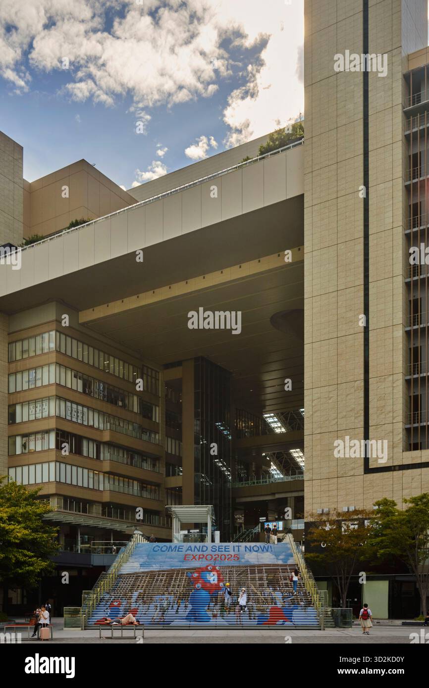 La scalinata decorata della stazione di Osaka presenta immagini dell'Osaka Expo e la mascotte Myaku Myaku Foto Stock