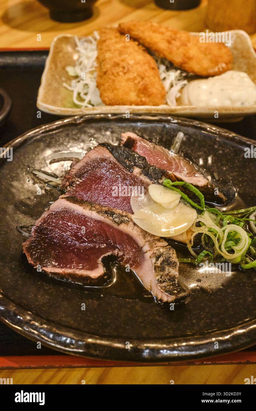 Bonito scottato a fiamma (tonno skipjack) servito su un piatto Foto Stock