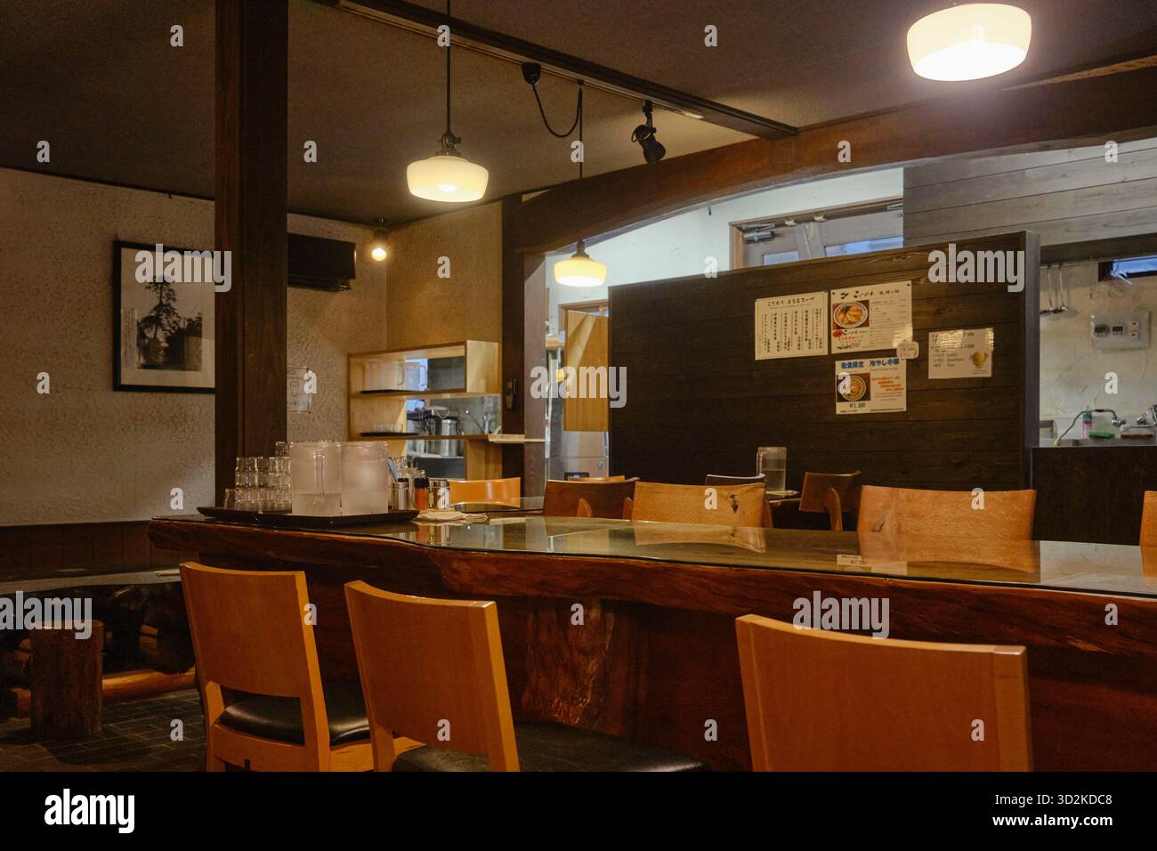 Interno di un negozio di noodle di ramen giapponese vicino all'orario di chiusura Foto Stock