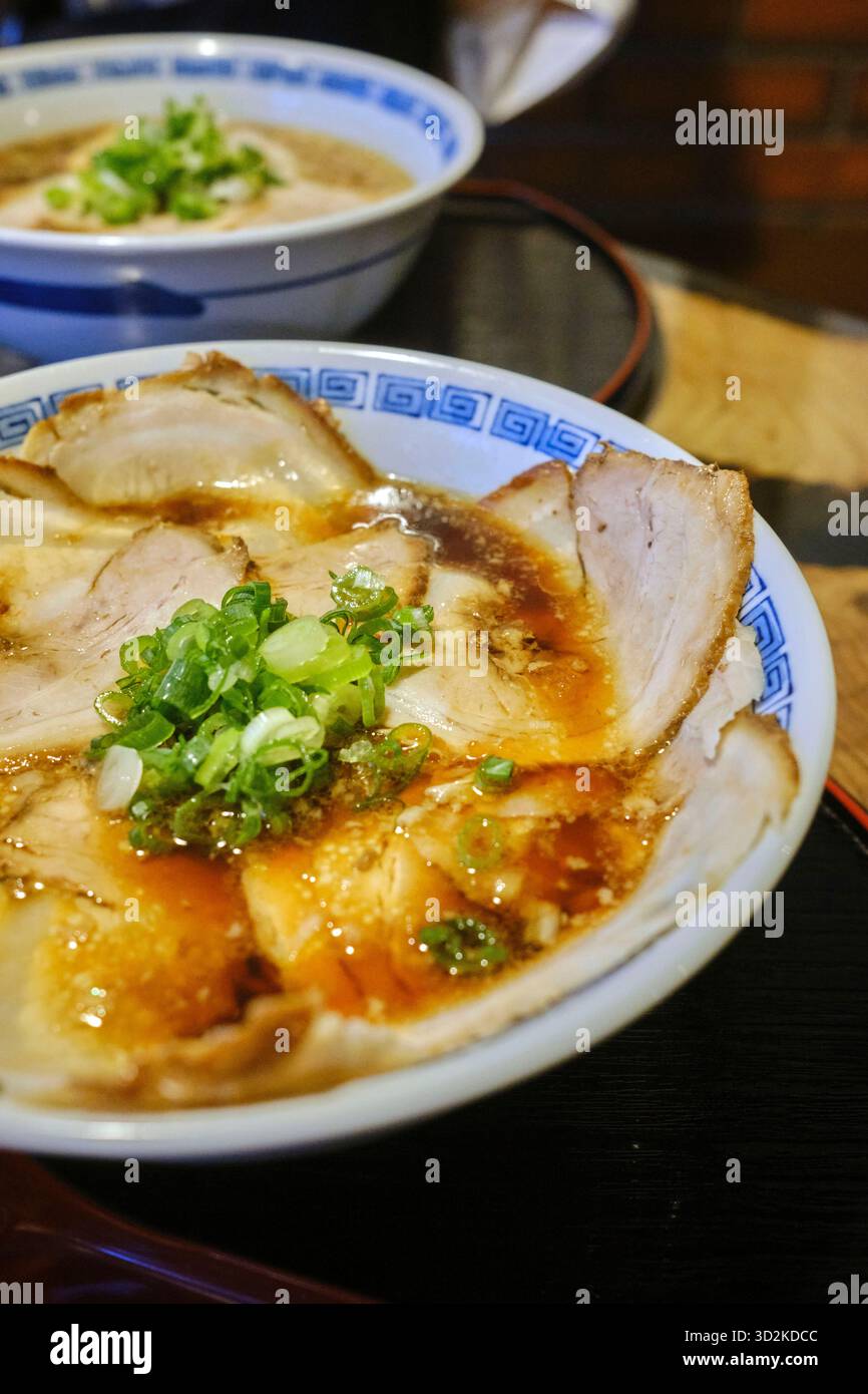 Una ciotola di spaghetti di ramen shoyu con pancia di maiale brasata (chashu) Foto Stock
