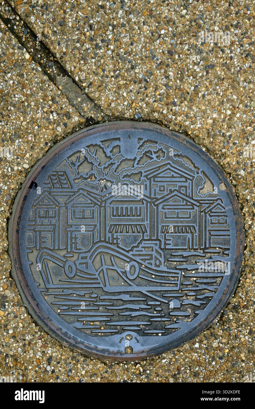 Tombino con tradizionale casa per barche e design di barche al villaggio di pescatori di Ine, 15 km a nord di Amanohashidate nella prefettura di Kyoto Foto Stock