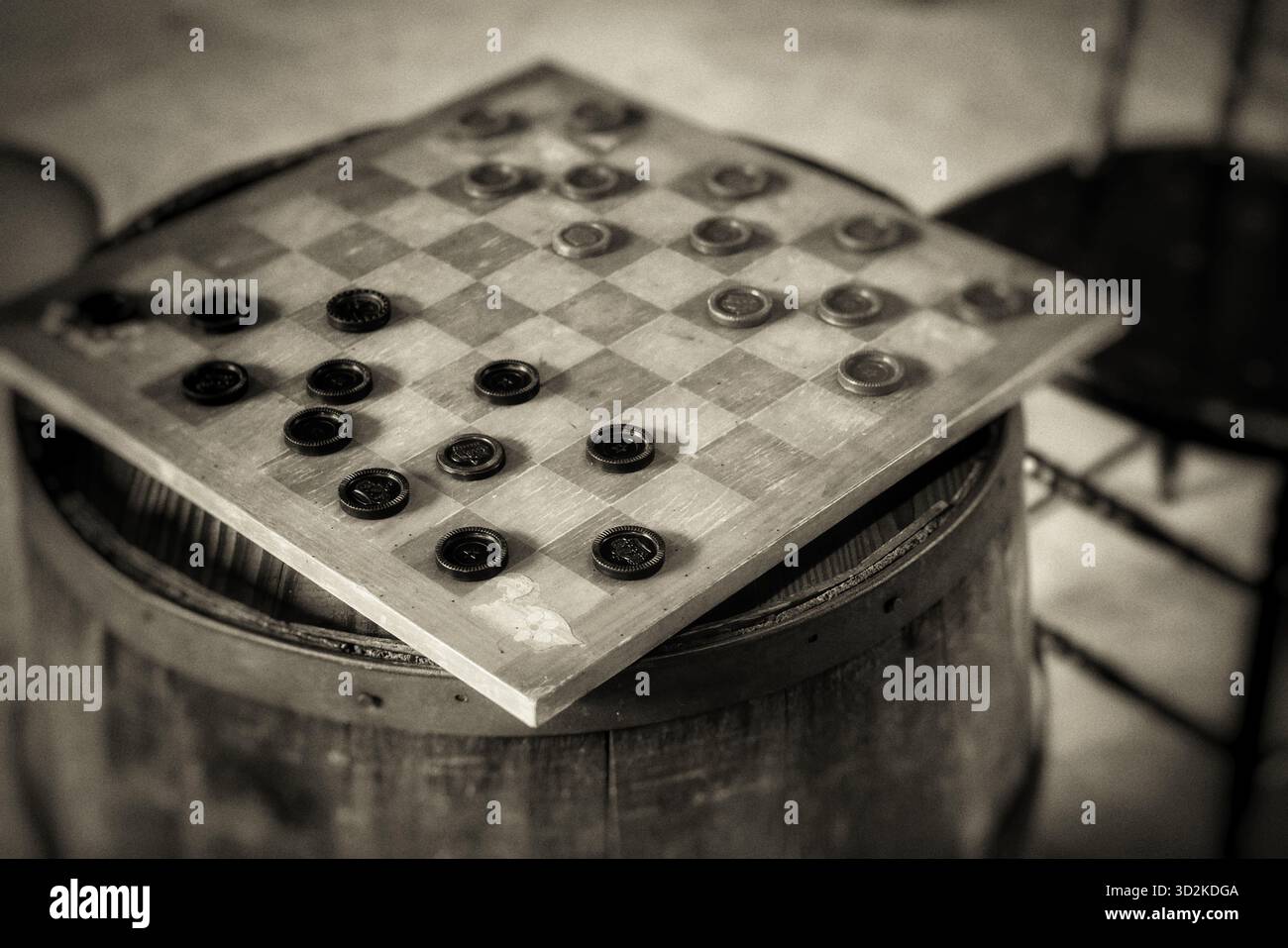 Configurazione rustica a scacchiera in un vecchio punto vendita generale con tono seppia Foto Stock