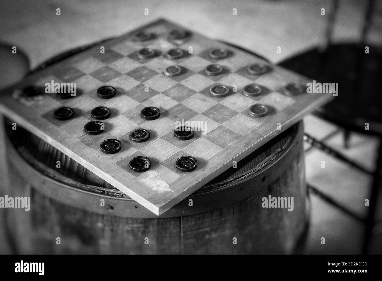 Configurazione rustica a scacchiera in un vecchio negozio in bianco e nero Foto Stock