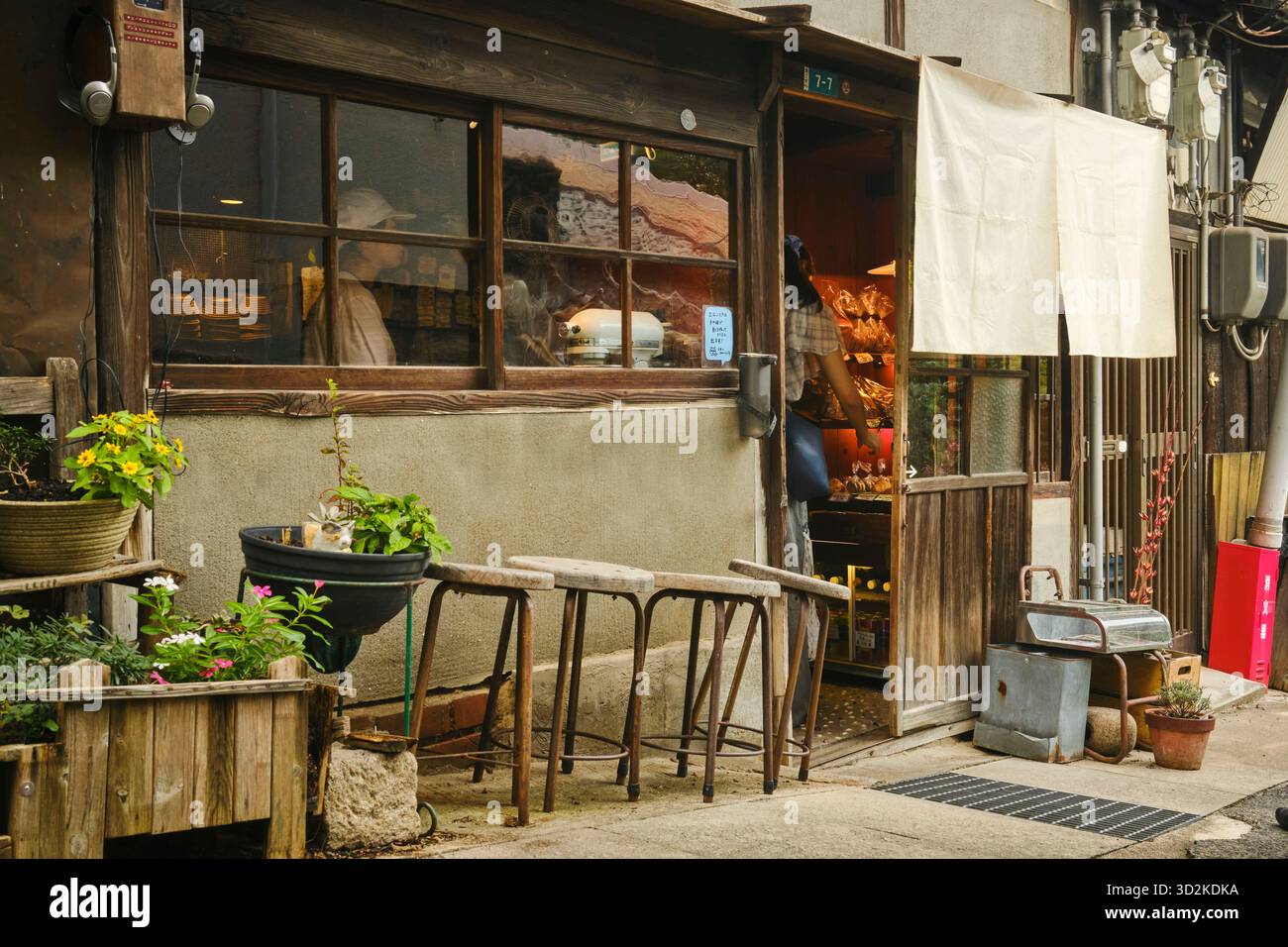 Nekonotepan Bakery a Onomichi, il più piccolo forno del mondo dove solo un singolo cliente può entrare nel forno alla volta Foto Stock