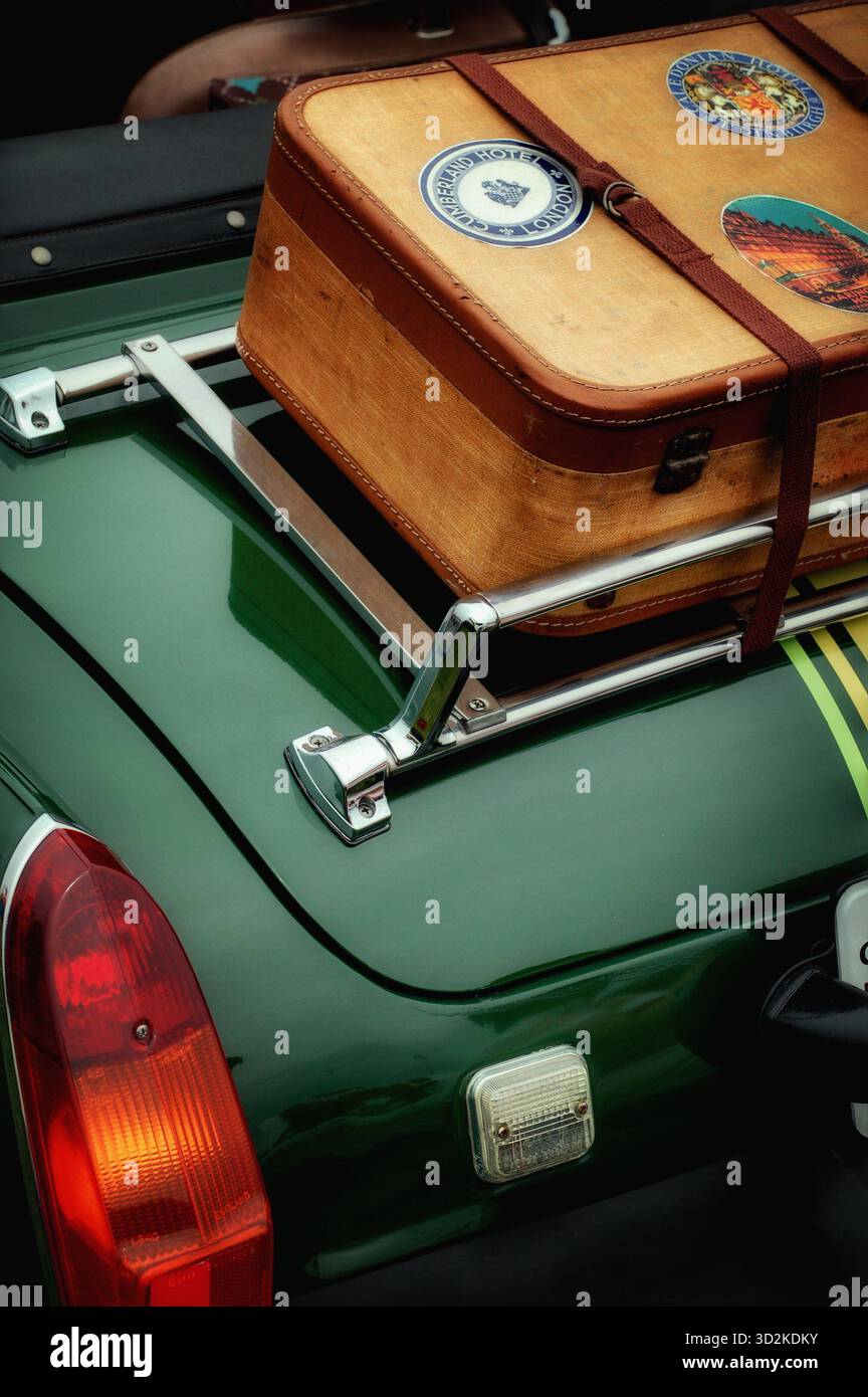 Valigia vintage sul portabagagli di una classica automobile MG Foto Stock