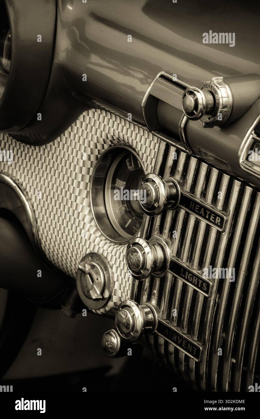 Cruscotto e volante di un'auto Buick Skylark d'epoca in tonalità seppia Foto Stock