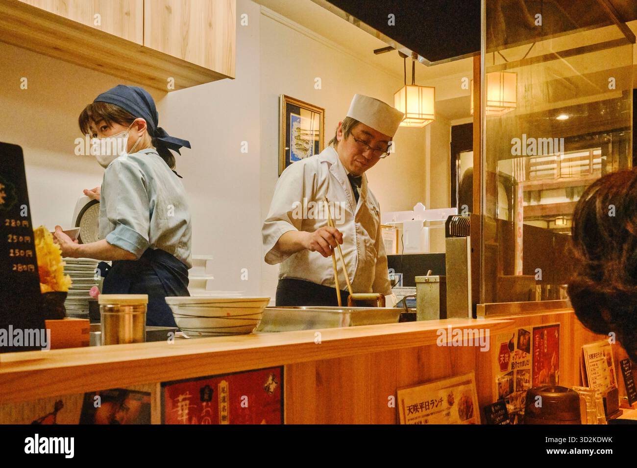 Chef che cucinano tempura in un ristorante tempura, il Giappone Foto Stock