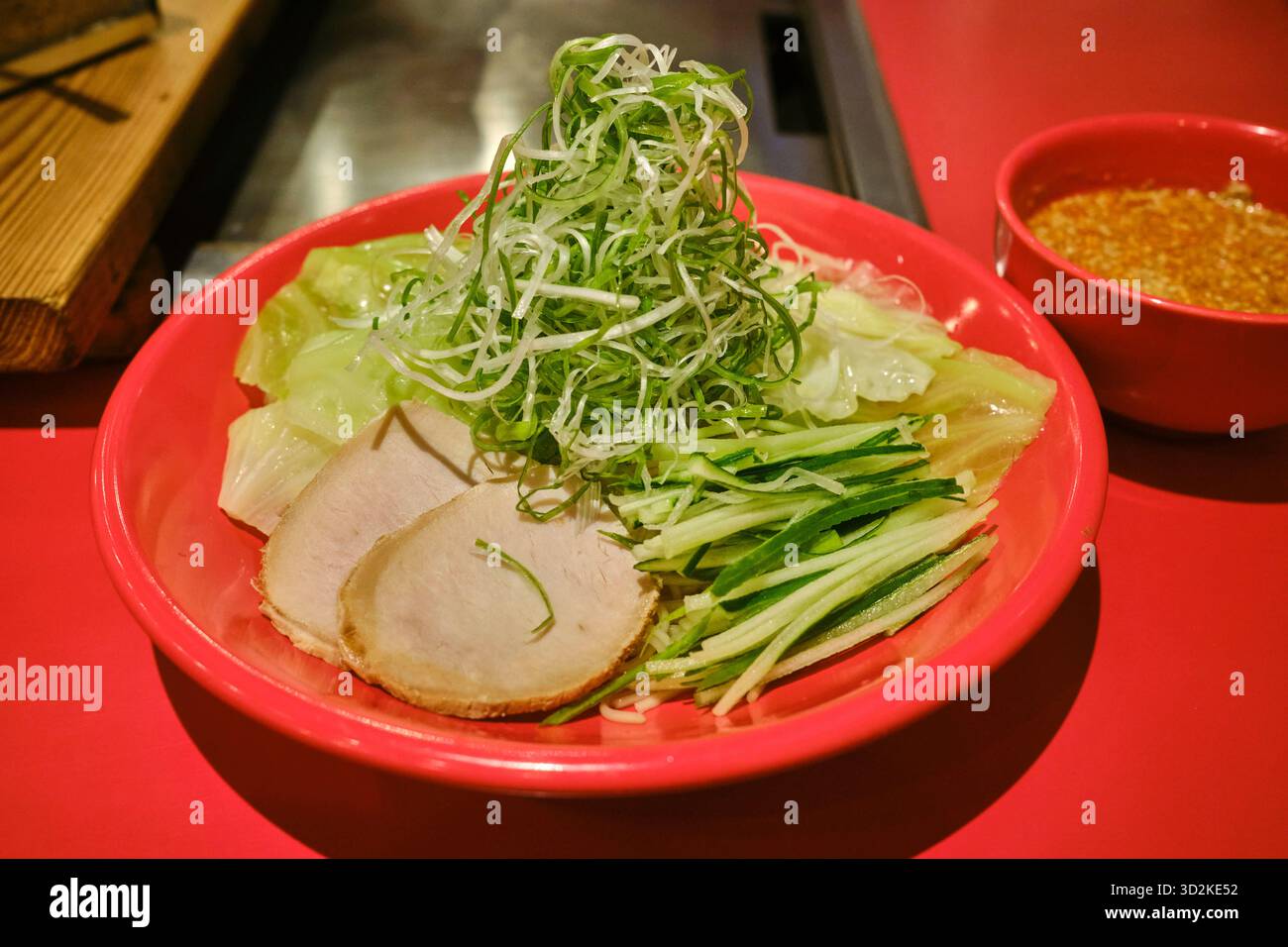 Giappone: Una ciotola di tsukemen, un piatto di spaghetti giapponesi composto da spaghetti mangiati dopo essere stati immersi in una ciotola separata di zuppa o brodo Foto Stock