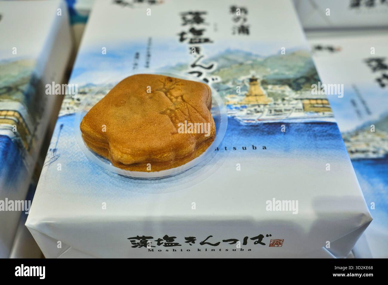 Confezione da regalo giapponese. La pasticceria simile a una torta è marchiata con un design a forma di cervo Foto Stock
