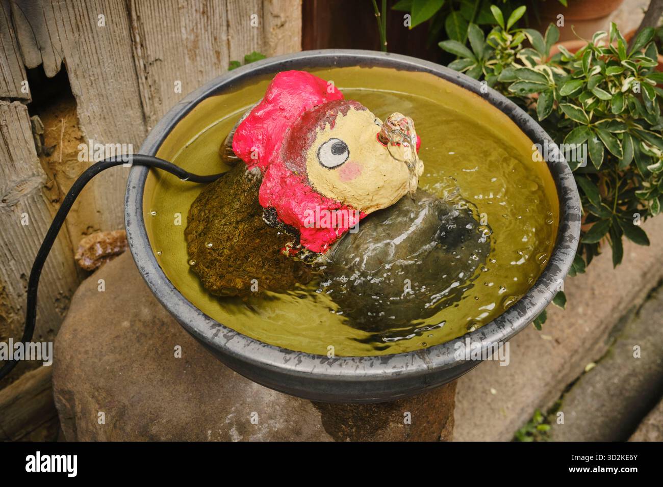 Tomonoura. Fontana d'acqua con il personaggio cinematografico dello Studio Ghibli Ponyo che germoglia l'acqua dalla sua bocca Foto Stock