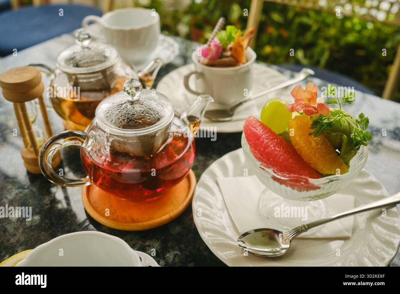 Giappone. Tè e dessert serviti su piatti antichi. Foto Stock