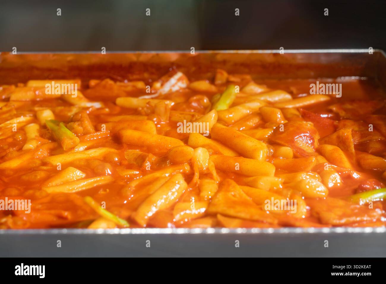 Torta di riso dolce e piccante con involtino di alghe in un vassoio da forno Foto Stock