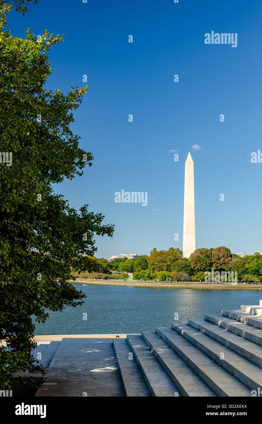 Monumento a Washington visto dal bacino delle maree con alberi e scalinate sul lungomare a Washington DC. USA Foto Stock