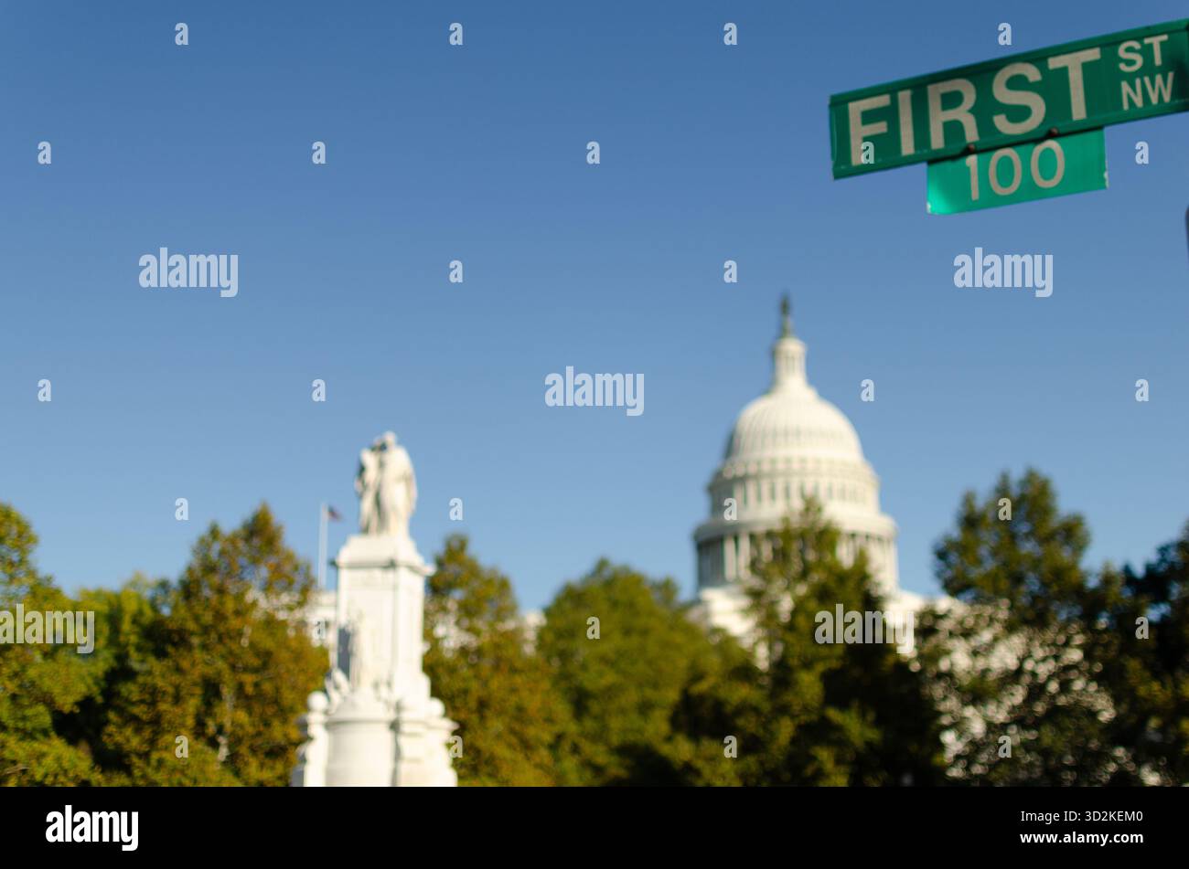 U.S. Capitol Dome incorniciato da First Street Sign e alberi a Washington DC. Foto Stock