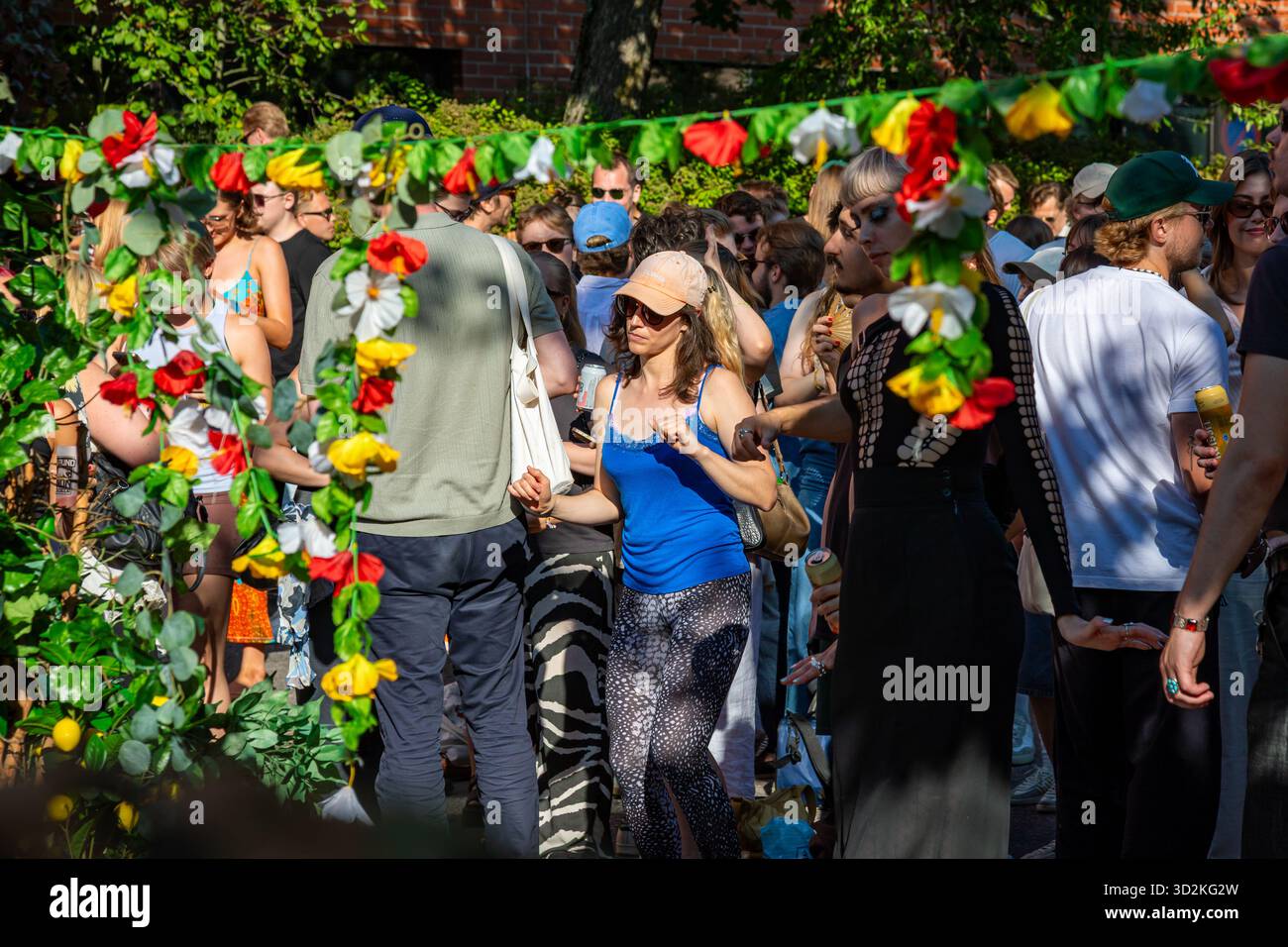 Persone che ballano per strada all'evento della comunità Kallio Block Party 2025 nel quartiere Kallio di Helsinki, Finlandia Foto Stock