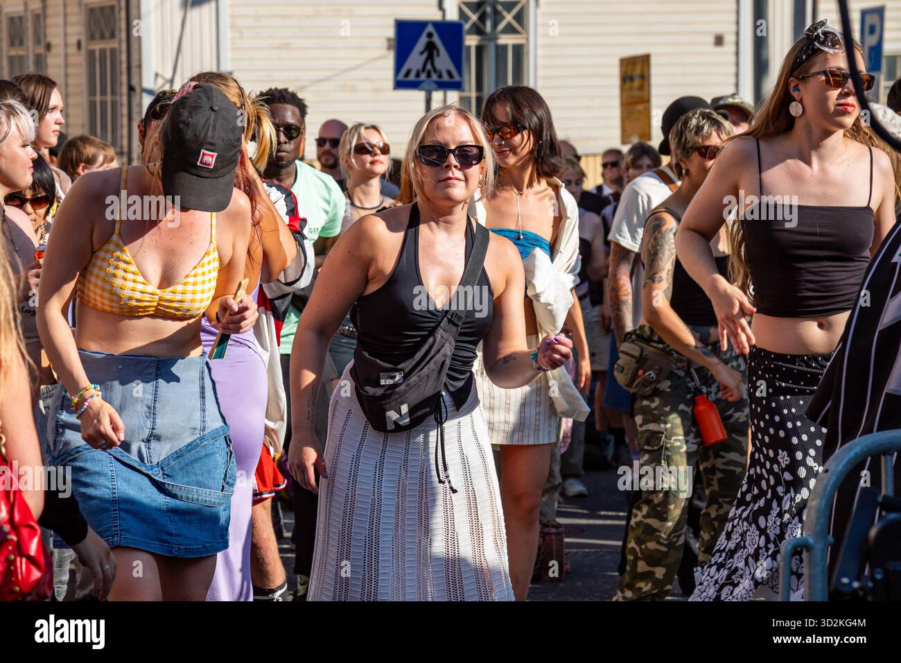 Giovani donne che ballano per strada all'evento della comunità Kallio Block Party 2025 o al festival di strada nel quartiere Kallio di Helsinki, Finlandia Foto Stock