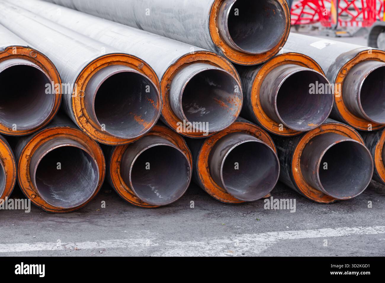 Riparazione del sistema di riscaldamento urbano. Sostituzione di tubi in acciaio con tubi nuovi con isolamento. Foto Stock