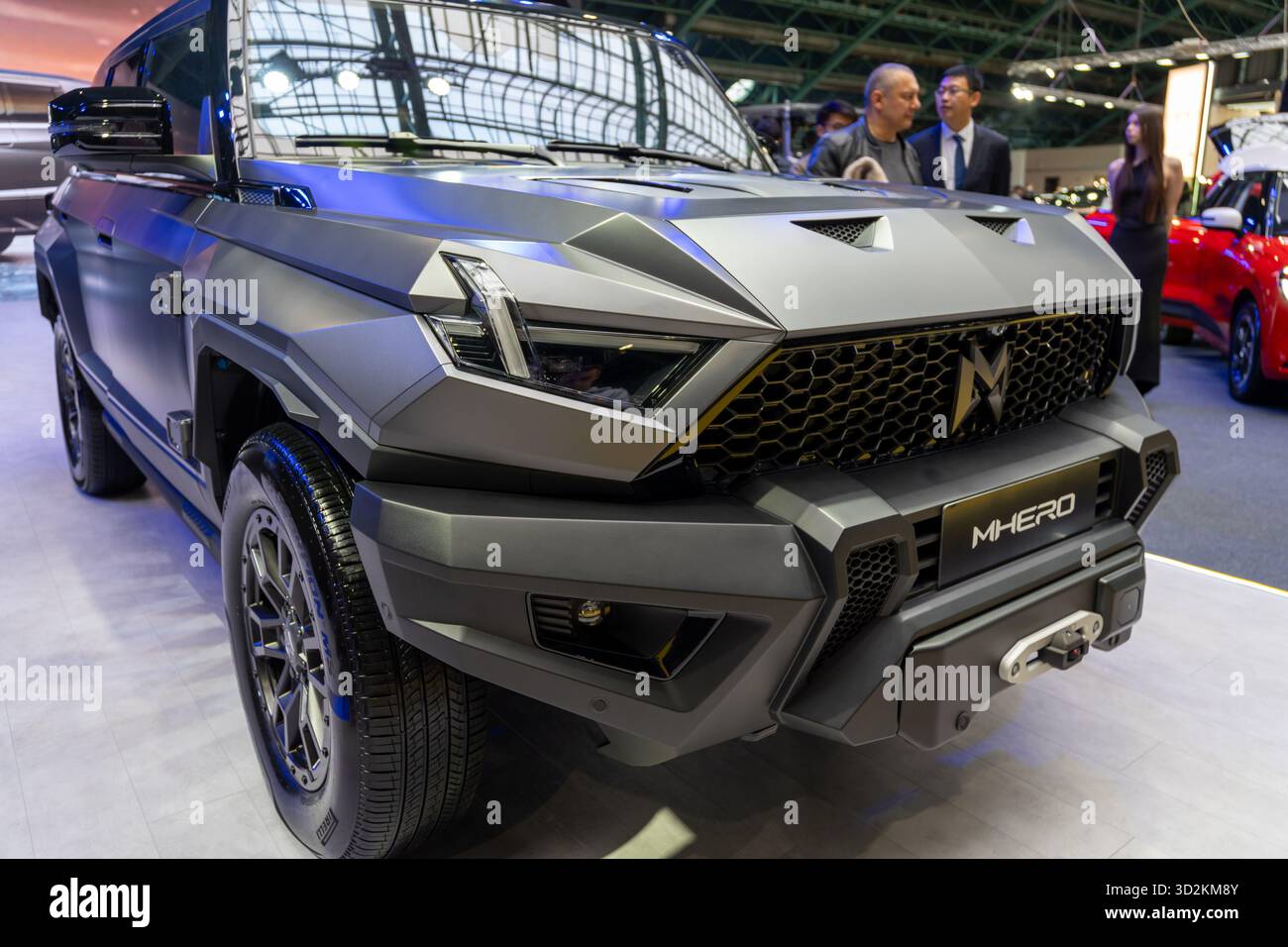 MINSK, BIELORUSSIA - 15 ottobre 2025: Un SUV M-Hero viene esposto al Motorshow 2025. Due uomini stanno ispezionando la macchina Foto Stock