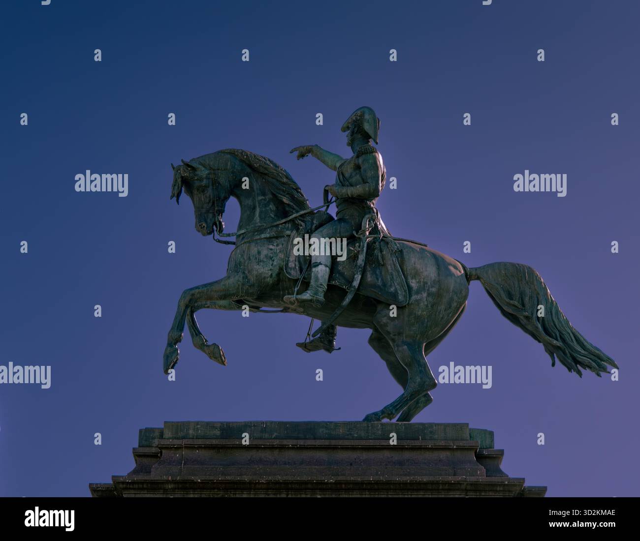 Monumento generale di jose de san martin sulla plaza san martin ...