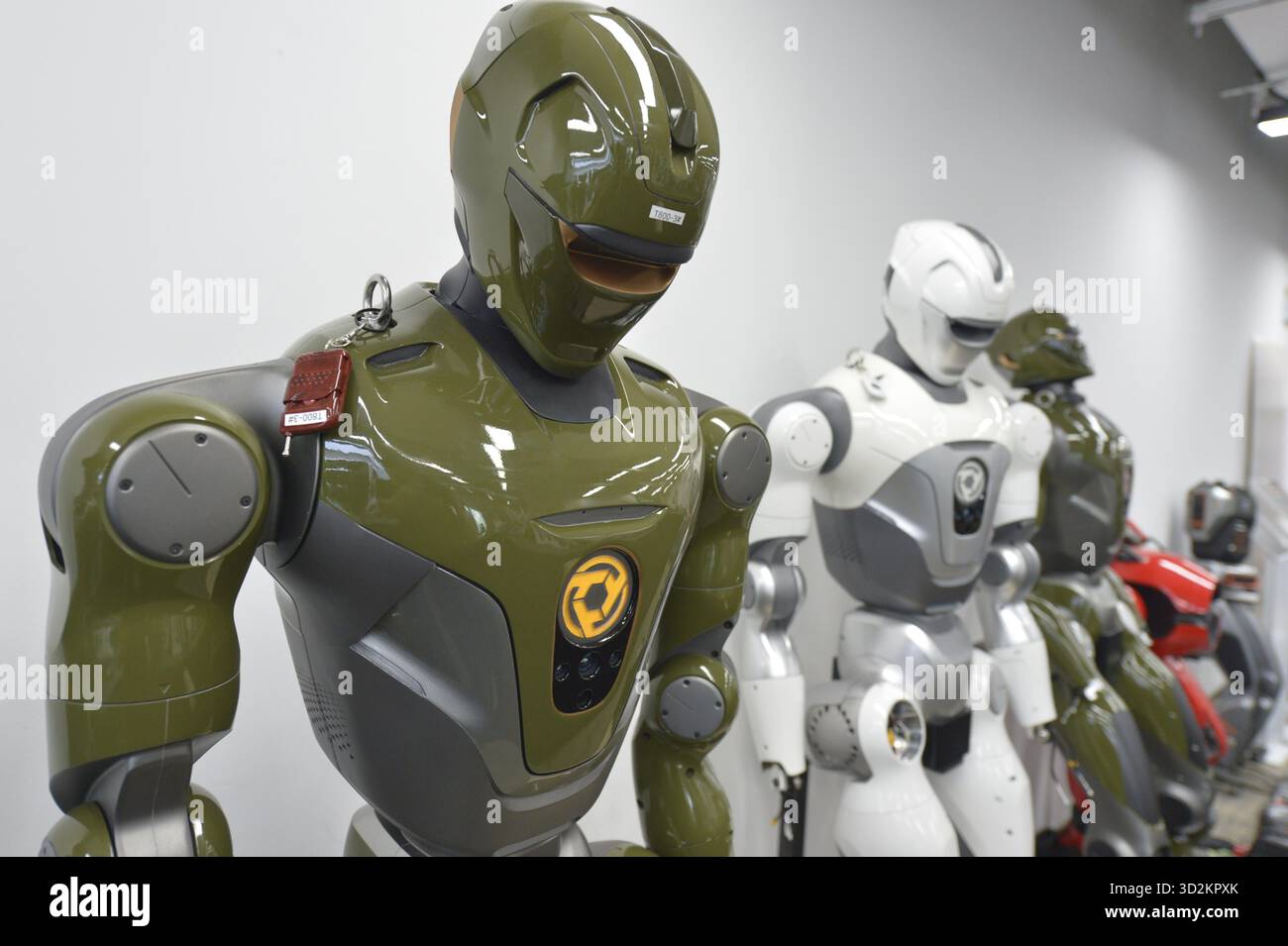 Shenzhen, provincia cinese del Guangdong. 29 ottobre 2025. I robot umanoidi sono visti a EngineAI, una startup robotica a Shenzhen, nella provincia cinese del Guangdong, 29 ottobre 2025. Crediti: Liu Lihang/Xinhua/Alamy Live News Foto Stock