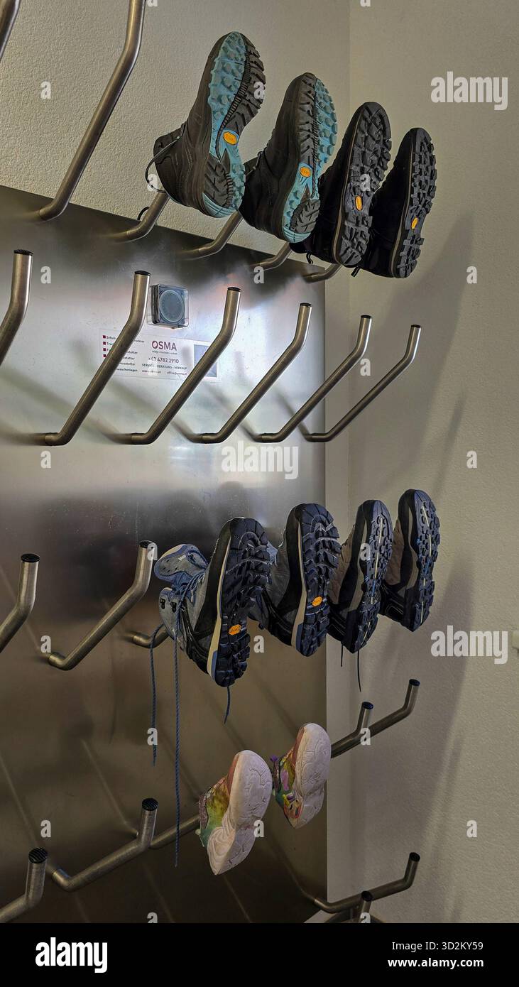 Steeg Austria - 3 ottobre 2025. Vista delle scarpe da trekking che asciugano OSMA, solitamente negli hotel di montagna e nelle località sciistiche, asciugava e ripone gli scarponi. Foto Stock