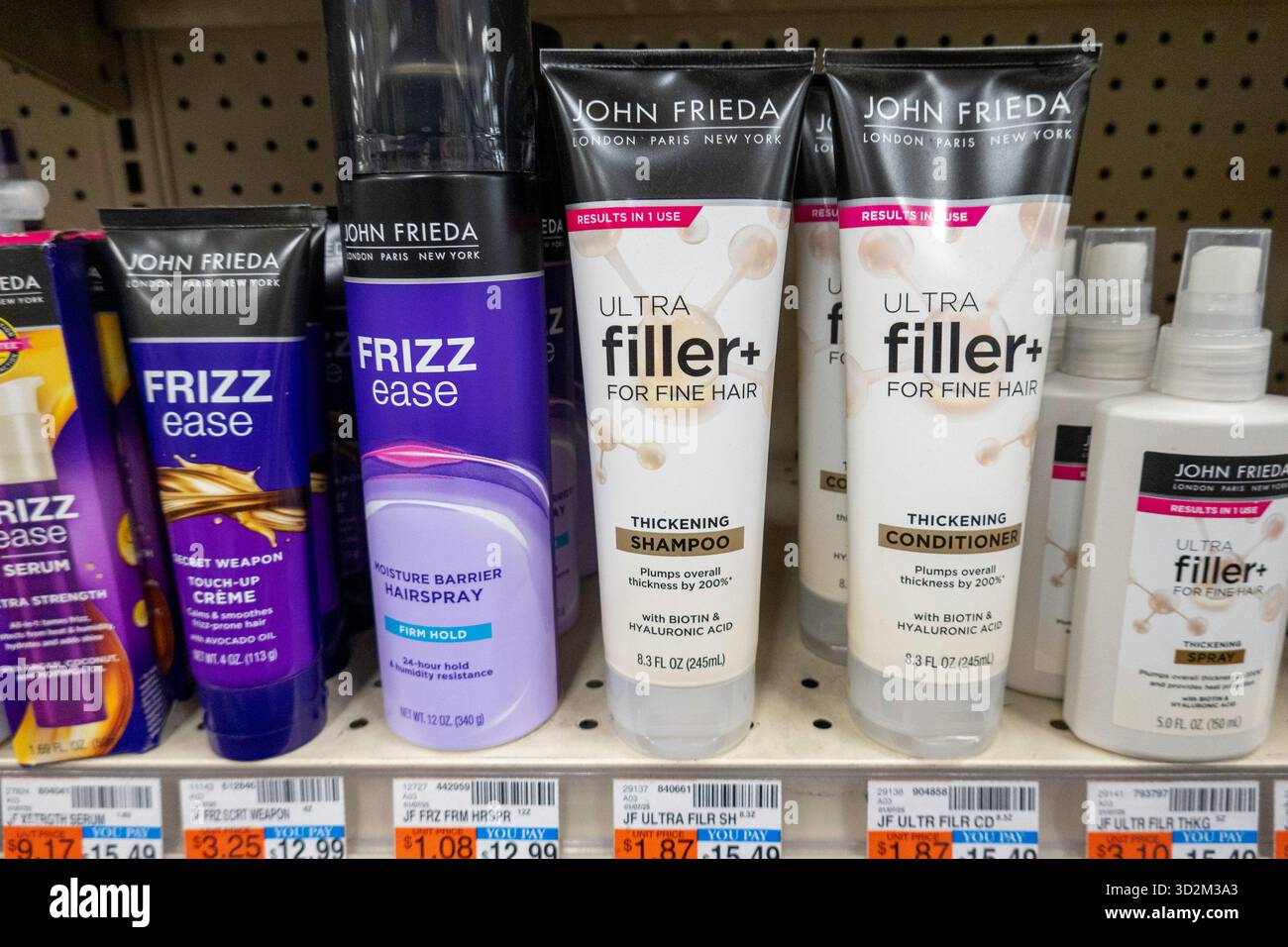 Esposizione di prodotti in farmacia e farmacia CVS, New York City, USA 2025 Foto Stock